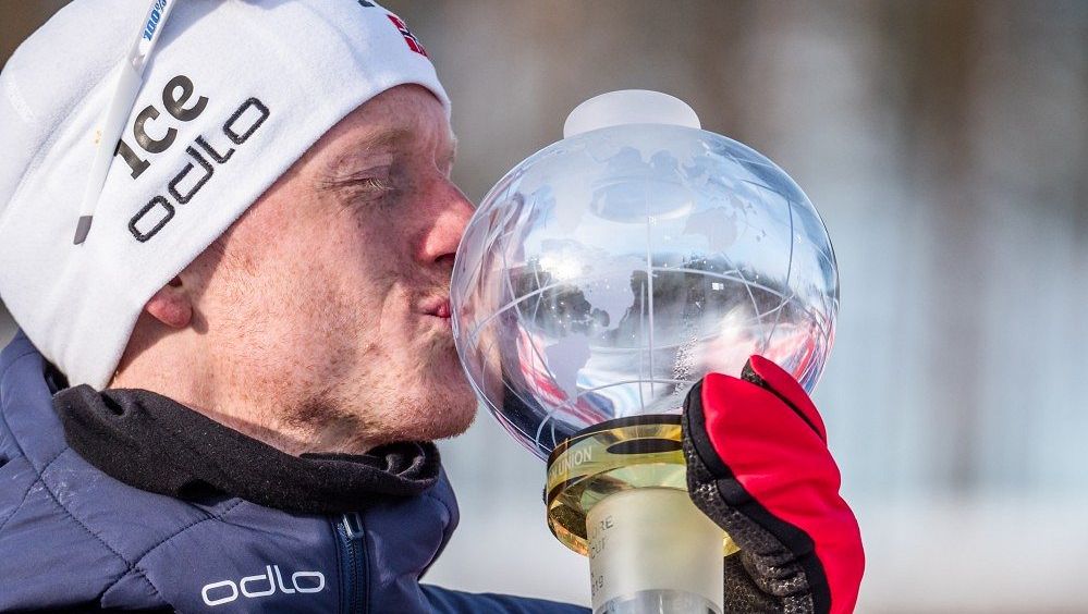 Biatlonový král v problémech. Po nehodě ve sklepě ho kousl had